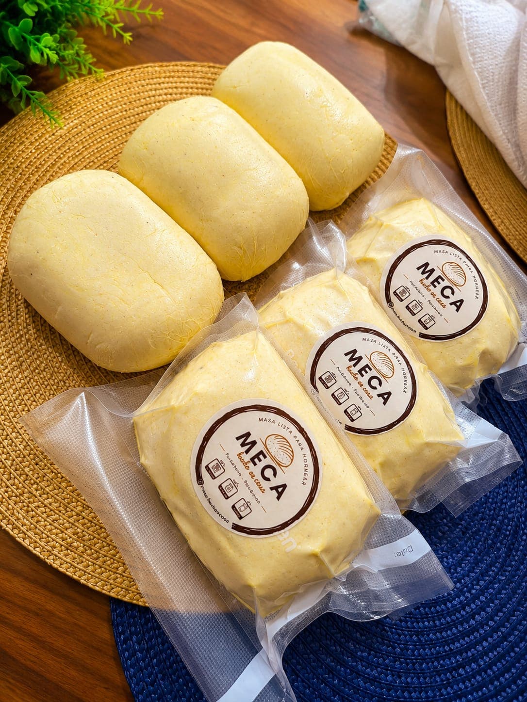 Masa de pandebono recién hecha junto a paquetes sellados de Meca